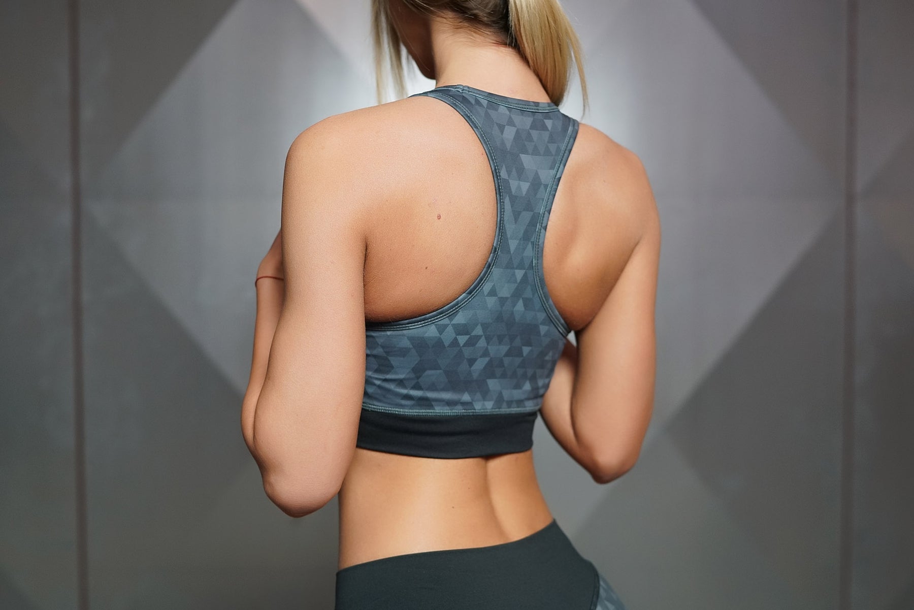 Body Engineers - GEO Sports Bra – Dark Grey - Rückseite