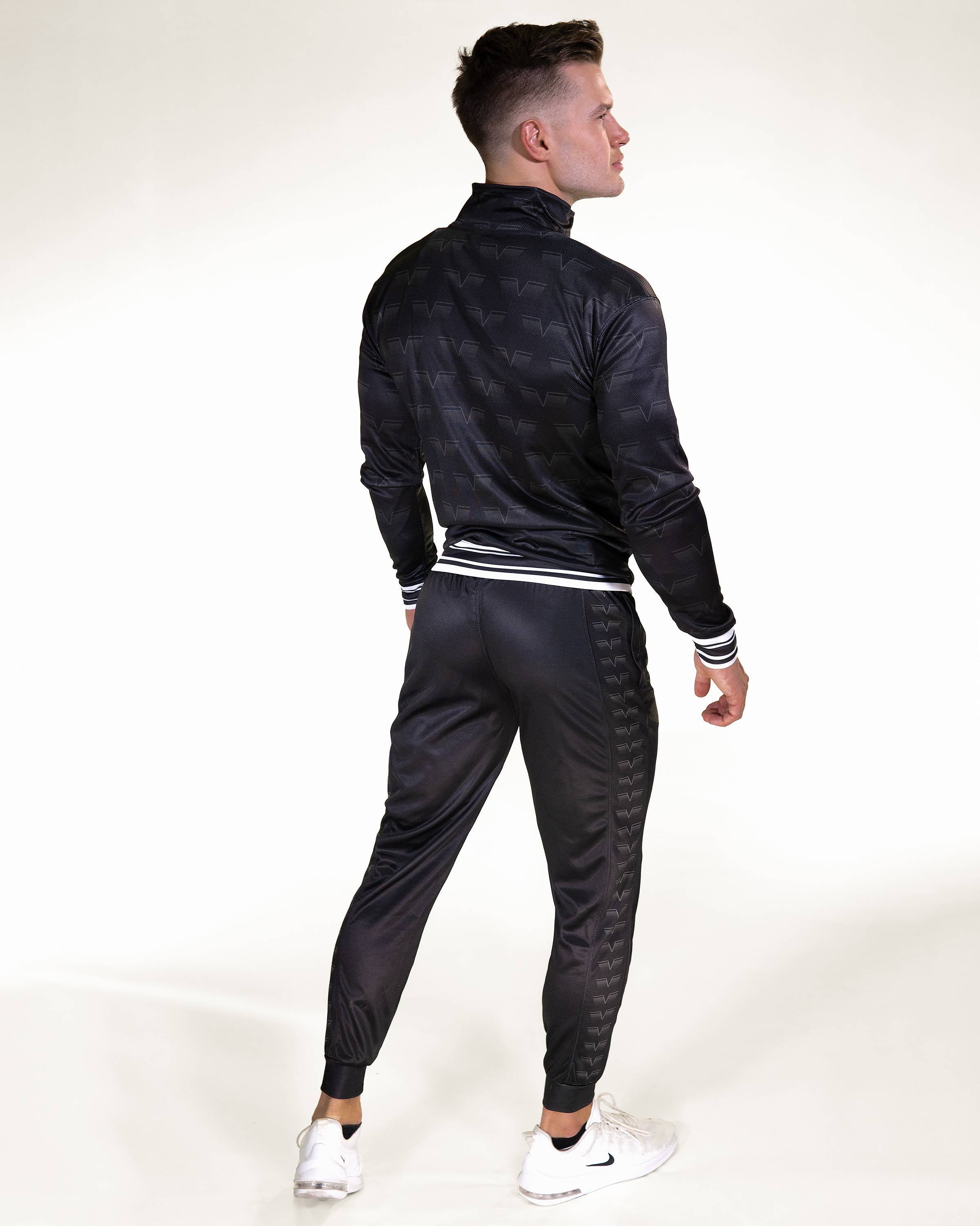 Gavelo - Track Pant Black - Gesamt Rückseite