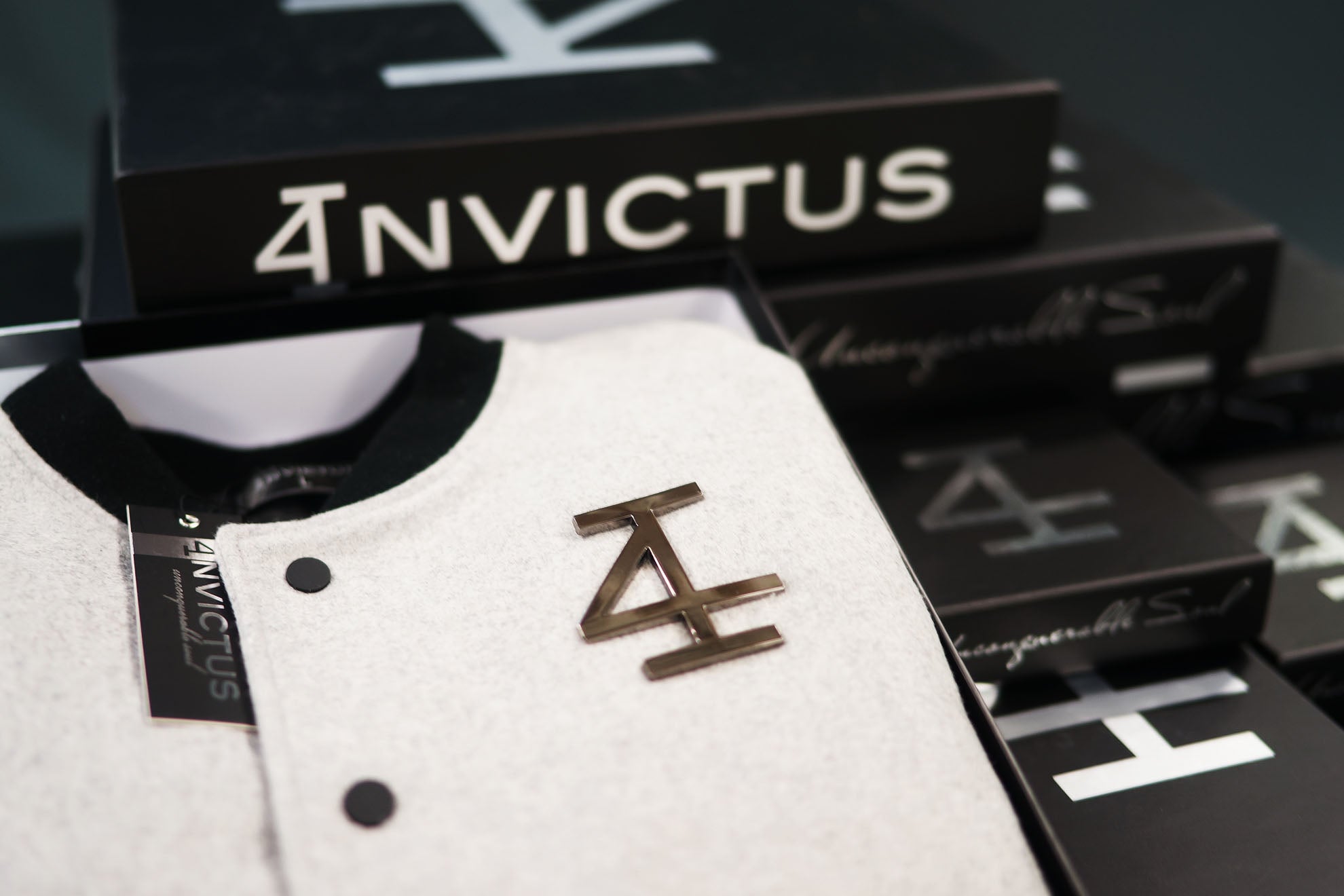 4Invictus - Gun Metal Varsity – Desert Storm - Verpackung