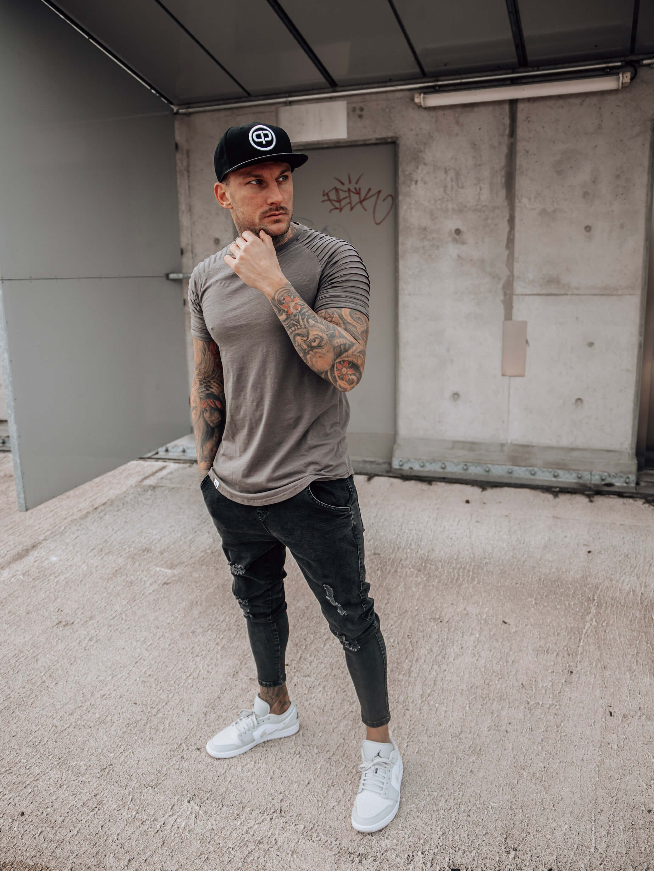 Schwarze Snapback Cap mit Silber