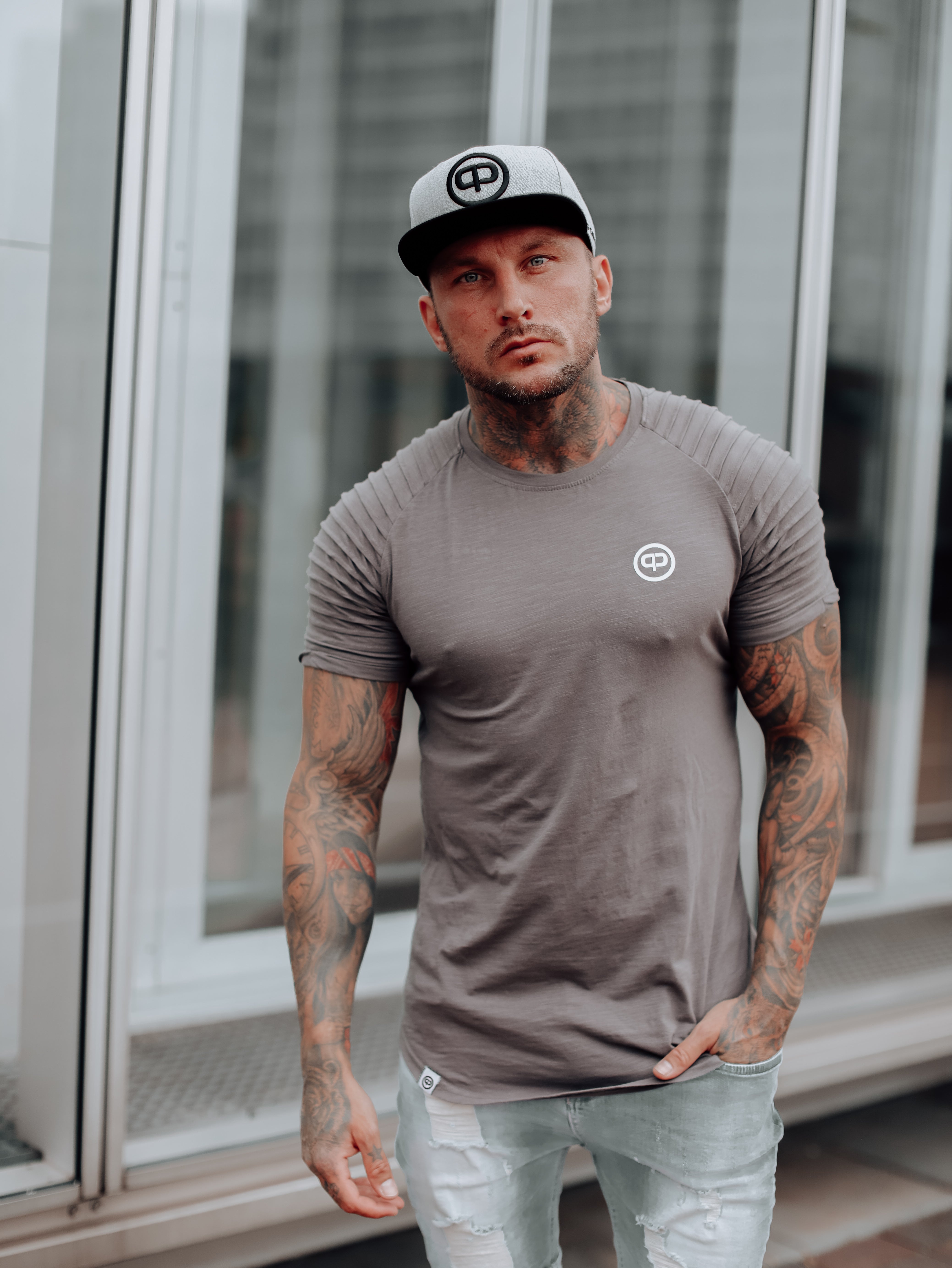 Graue Snapback Cap mit schwarzem Schirm und schwarzen 3D Stick für Männer Herren