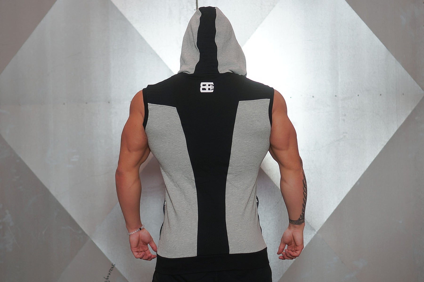Body Engineers - YUREI Sleeveless Vest – Light Grey & Black Accents - Rückseite