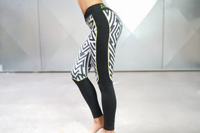 Body Engineers - LOTUS Tesla Leggings – Black / Grey - Seitlich